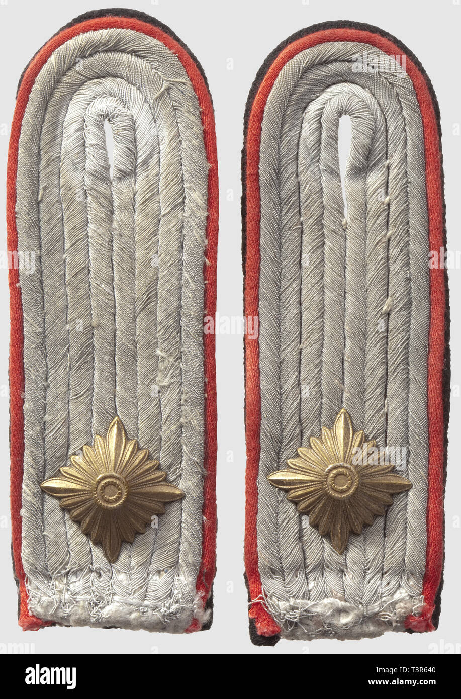 Paar Schulterklappen' Obersturmführer' Artillerie, rote Rohrleitungen, Sew-Typ, verwendet, historischen, geschichtlichen, 1930S, 1930S, 20. Jahrhundert, Secret Service, Security Service, Geheimdienste, Sicherheitsdienste, Polizei, Bundeswehr, Streitkräfte, NS, Nationalsozialismus, Nationalsozialismus, Drittes Reich, Deutsche Reich, Deutschland, Utensilien, Ausrüstung, Geräte, Objekt, Objekte, Stills, Clipping, Clippings, Ausschneiden, Ausschneiden, Ausschnitten, Faschismus, faschistische, nationalsozialistische, NS, NS-Zeit, einheitliche, Uniformen, Detail, Details, Editorial-Use - Nur Stockfoto