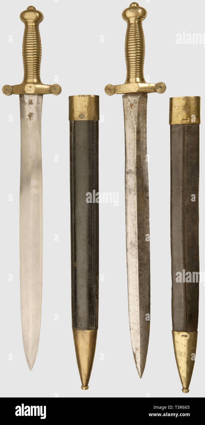 PREMIERE ET SECONDE RESTAURATION 1815-1848, Lot de deux Säbel - Glaive des troupes d'Infanterie modèle 1831, Pour les Deux modèles, monture symétrique Monoblock en laiton, poignée striée, lame à double tranchant, Fourreau en cuir Noir et cousu strié latéralement à-Garnitur de Cuivre. Un des modèles marqué '7.77' sur la croisière et sur la Mantel et poincons de Nebenklägerin effacés, dont l'un présente un N et Couronne, l'autre modèle présente une lame marquée en Travers''et Coulau présentant un poincon, P surmonté d'une Étoile dans un Neuwagen-garantie. Länge, Additional-Rights - Clearance-Info - Not-Available Stockfoto