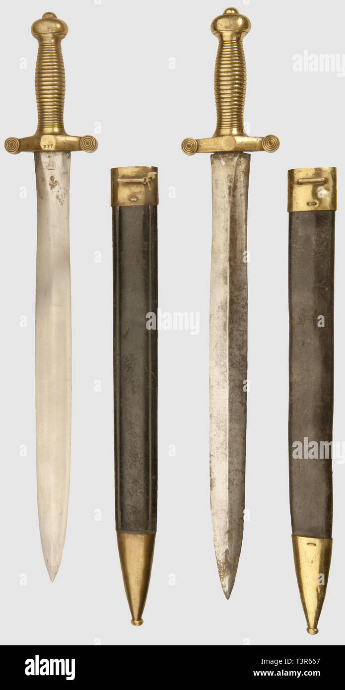 PREMIERE ET SECONDE RESTAURATION 1815-1848, Lot de deux Säbel - Glaive des troupes d'Infanterie modèle 1831, Pour les Deux modèles, monture symétrique Monoblock en laiton, poignée striée, lame à double tranchant, Fourreau en cuir Noir et cousu strié latéralement à-Garnitur de Cuivre. Un des modèles marqué '7.77' sur la croisière et sur la Mantel et poincons de Nebenklägerin effacés, dont l'un présente un N et Couronne, l'autre modèle présente une lame marquée en Travers''et Coulau présentant un poincon, P surmonté d'une Étoile dans un Neuwagen-garantie. Länge, Additional-Rights - Clearance-Info - Not-Available Stockfoto