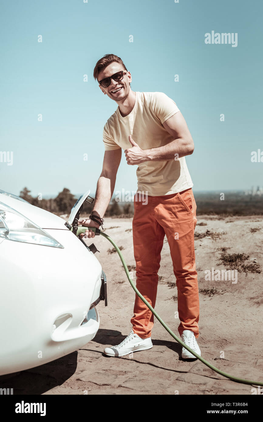 Positiv erfreut, jungen Mann, der auf der Kamera posieren Stockfoto Positiv erfreut, jungen Mann, der auf der Kamera posieren Stockfoto