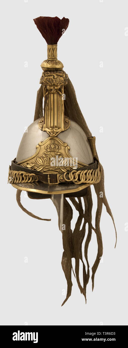 SECONDE RÉPUBLIQUE ET SECOND EMPIRE 1848-1870, Casque de2 (Truppe) de la Garde Imperiale à Cheval, de l'Empereur Napoléon III. Modèle 1854. Casque à Décors, visière et couvre-nuque en tôle d'acier, Ces derniers étant bordés de laiton, Bandeau en laiton estampé Du'N'couronné, sur fond Sablé-sur-Sarthe et entouré De part et d'autre de feuillage De Laurier, cimier en laiton orné de stries et de Caissons à Bordüren verdoppelt, Sommet des Querruder orné de feuillage De Laurier, Masque du Cimier présentant une Tête de gorgone. Porte-aigrette nicht d'origine,, Additional-Rights - Clearance-Info - Not-Available Stockfoto