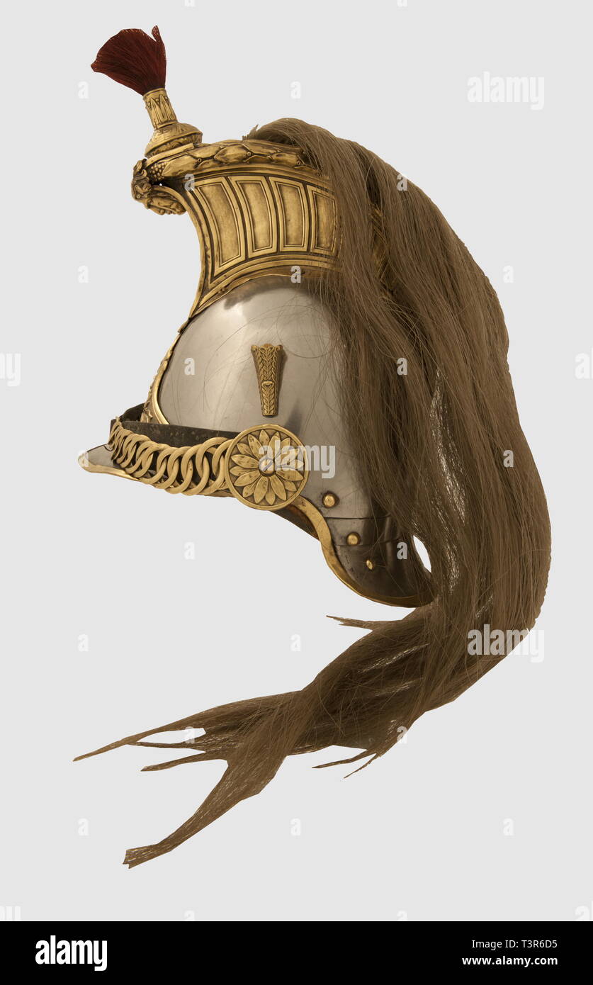 SECONDE RÉPUBLIQUE ET SECOND EMPIRE 1848-1870, Casque de2 (Truppe) de la Garde Imperiale à Cheval, de l'Empereur Napoléon III. Modèle 1854. Casque à Décors, visière et couvre-nuque en tôle d'acier, Ces derniers étant bordés de laiton, Bandeau en laiton estampé Du'N'couronné, sur fond Sablé-sur-Sarthe et entouré De part et d'autre de feuillage De Laurier, cimier en laiton orné de stries et de Caissons à Bordüren verdoppelt, Sommet des Querruder orné de feuillage De Laurier, Masque du Cimier présentant une Tête de gorgone. Porte-aigrette nicht d'origine,, Additional-Rights - Clearance-Info - Not-Available Stockfoto