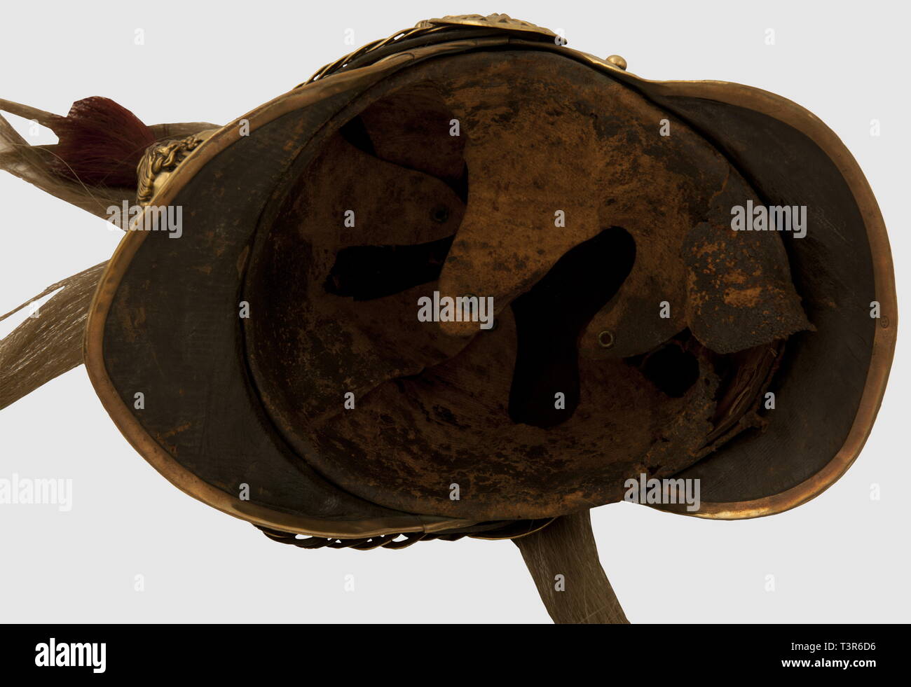 SECONDE RÉPUBLIQUE ET SECOND EMPIRE 1848-1870, Casque de2 (Truppe) de la Garde Imperiale à Cheval, de l'Empereur Napoléon III. Modèle 1854. Casque à Décors, visière et couvre-nuque en tôle d'acier, Ces derniers étant bordés de laiton, Bandeau en laiton estampé Du'N'couronné, sur fond Sablé-sur-Sarthe et entouré De part et d'autre de feuillage De Laurier, cimier en laiton orné de stries et de Caissons à Bordüren verdoppelt, Sommet des Querruder orné de feuillage De Laurier, Masque du Cimier présentant une Tête de gorgone. Porte-aigrette nicht d'origine,, Additional-Rights - Clearance-Info - Not-Available Stockfoto