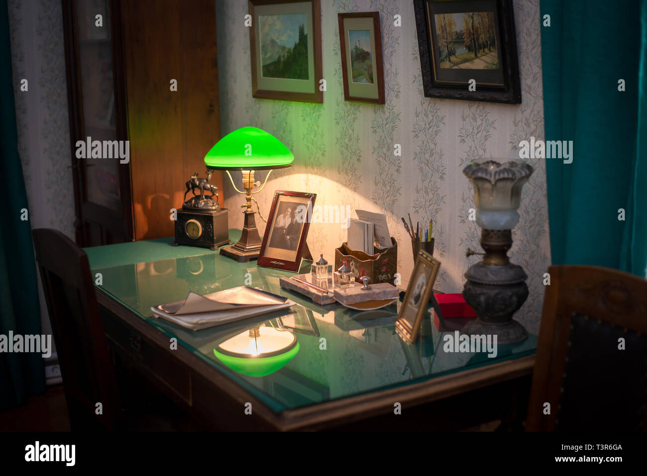 Bibliothek güne tischlampe -Fotos und -Bildmaterial in hoher Auflösung –  Alamy