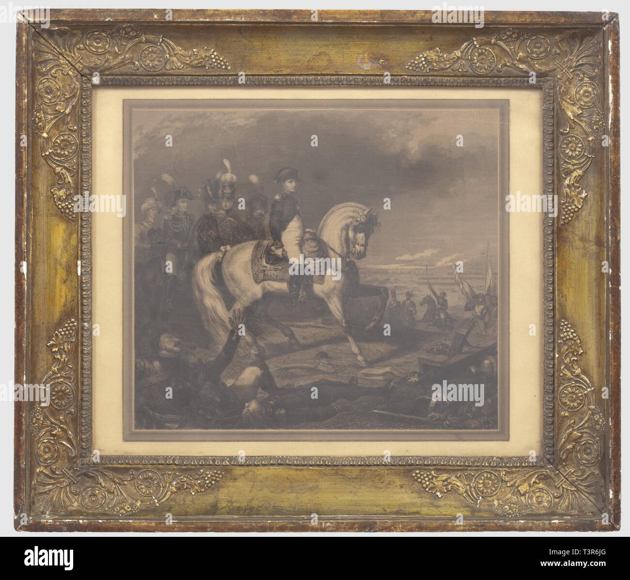 DIRECTOIRE - CONSULAT - EMPIRE 1795-1814, L'Empereur Napoléon à Cheval, Gravure sur bois Vers 1840, L'Empereur est Suivi de Sohn Etat-Major, et de quelques personnalités dont Le Général Junot et le mamelouk Roustan, ce Groupe parcourt un Champ de Bataille, à droite, au Milieu des débris de Kanons, des apportent fantassins Francais à l'Empereur les drapeaux pris à l'Ennemi. Hauteur 24 cm, largeur 27 cm. Bon état Général, présenté sous Verre, Kader doré et mouluré d'époque, Artist's Urheberrecht nicht geklärt zu werden. Stockfoto