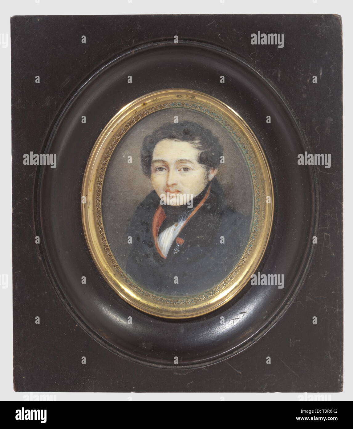 PREMIERE ET SECONDE RESTAURATION 1815-1848, Miniatur ovale sur Ivoire peinte en 1821, signée Roblot, et représentant Jacques André Godeau, ancien officier Chevalier de l'Ordre de la Légion d'Honneur. L'homme est en Tenue civile redingote Bleu, gilet Rouge, il Porte sa décoration sur le Revers gauche. Hauteur 6,5cm, largeur 5 cm. Bon état Général, présenté sous Verre dans un Cadre en bois noirci et Baguette dorée d'époque, Additional-Rights - Clearance-Info - Not-Available Stockfoto