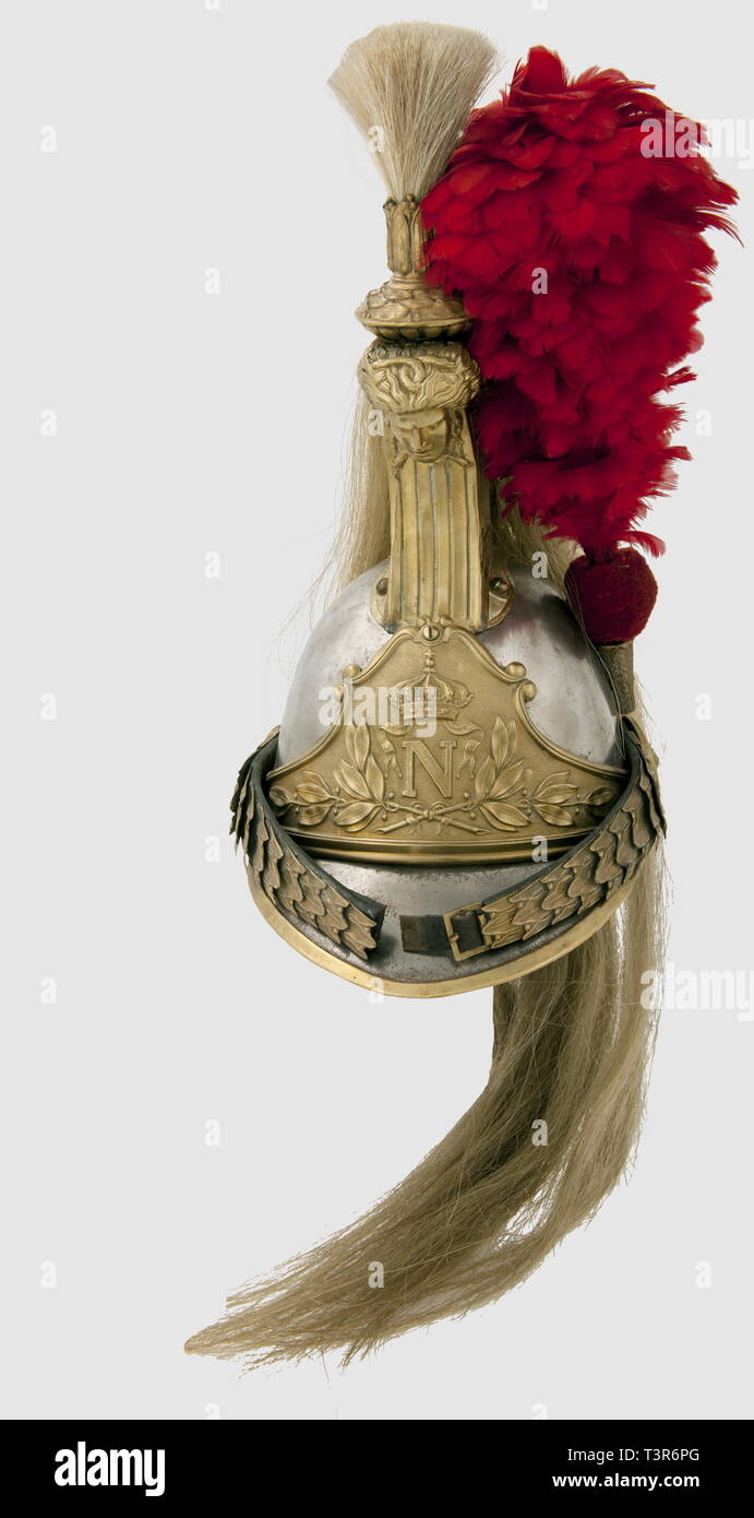 SECONDE RÉPUBLIQUE ET SECOND EMPIRE 1848-1870, Casque au modèle troupe de l'escadron de Cent gardes de l'Empereur Napoléon III, Ensemble Décors, visière et couvre-nuque en tôle d'acier, Bordüre de la visière, du couvre-nuque et Nieten en laiton. Porte-plumet en cuivre Doré et ciselé de feuillage. Bandeau souligné orné de Voluten et au Centre du'N'Impérial couronné Brochant sur feuillage De Laurier, le tout sur fond Sablé-sur-Sarthe. Cimier constitué bei Negri d'ailes à Caissons carrés, sablés et ornées d'une frise De Laurier sur la Partie supérieure, Masque à caiss, Additional-Rights - Clearance-Info - Not-Available Stockfoto