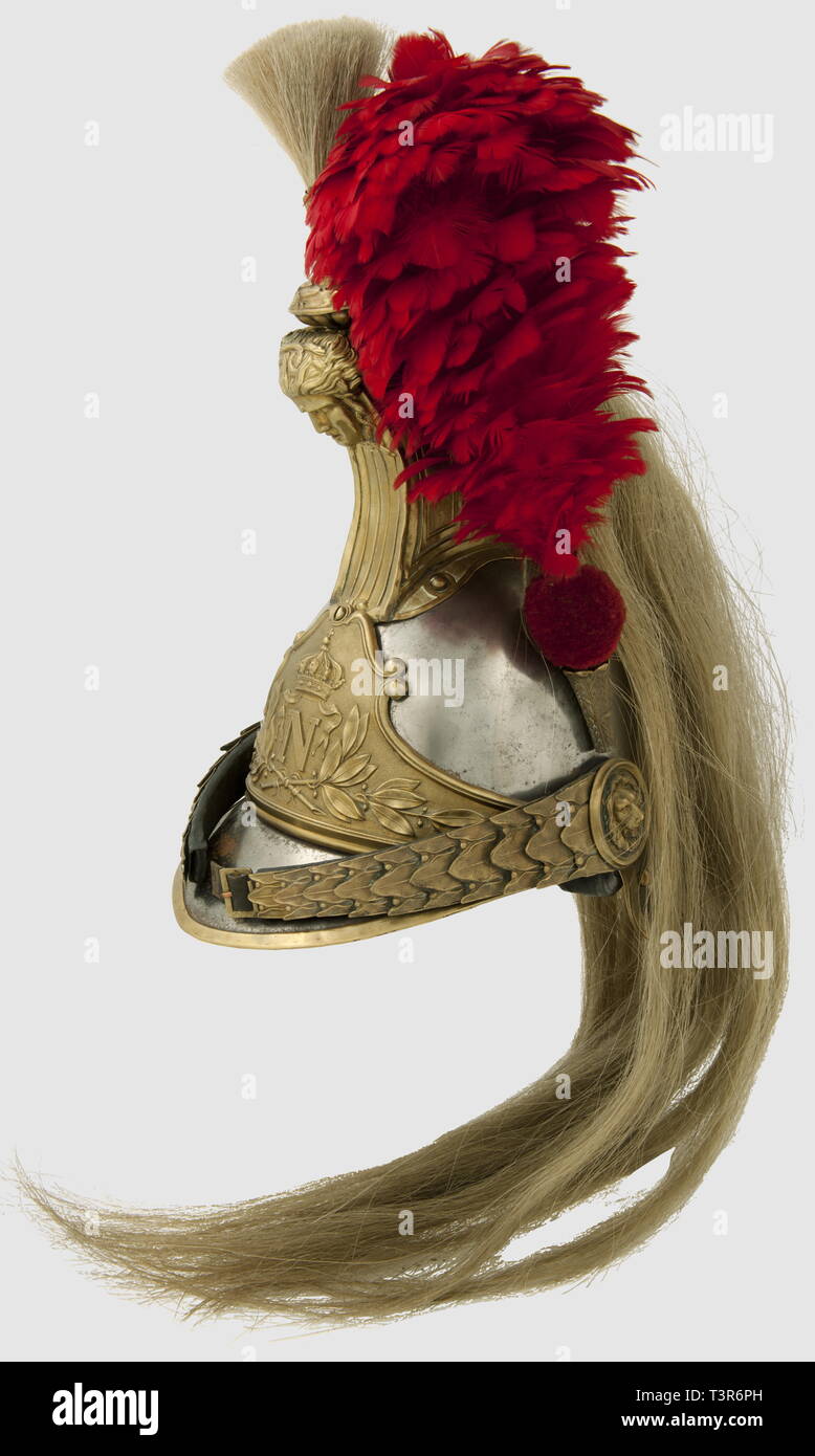 SECONDE RÉPUBLIQUE ET SECOND EMPIRE 1848-1870, Casque au modèle troupe de l'escadron de Cent gardes de l'Empereur Napoléon III, Ensemble Décors, visière et couvre-nuque en tôle d'acier, Bordüre de la visière, du couvre-nuque et Nieten en laiton. Porte-plumet en cuivre Doré et ciselé de feuillage. Bandeau souligné orné de Voluten et au Centre du'N'Impérial couronné Brochant sur feuillage De Laurier, le tout sur fond Sablé-sur-Sarthe. Cimier constitué bei Negri d'ailes à Caissons carrés, sablés et ornées d'une frise De Laurier sur la Partie supérieure, Masque à caiss, Additional-Rights - Clearance-Info - Not-Available Stockfoto