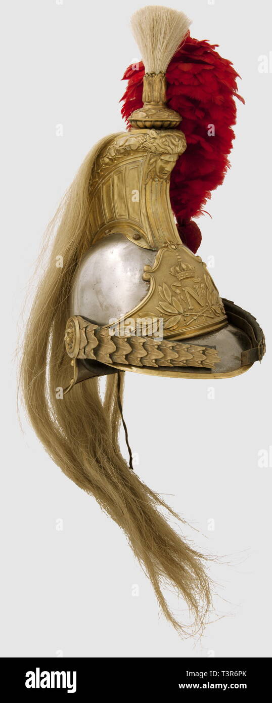 SECONDE RÉPUBLIQUE ET SECOND EMPIRE 1848-1870, Casque au modèle troupe de l'escadron de Cent gardes de l'Empereur Napoléon III, Ensemble Décors, visière et couvre-nuque en tôle d'acier, Bordüre de la visière, du couvre-nuque et Nieten en laiton. Porte-plumet en cuivre Doré et ciselé de feuillage. Bandeau souligné orné de Voluten et au Centre du'N'Impérial couronné Brochant sur feuillage De Laurier, le tout sur fond Sablé-sur-Sarthe. Cimier constitué bei Negri d'ailes à Caissons carrés, sablés et ornées d'une frise De Laurier sur la Partie supérieure, Masque à caiss, Additional-Rights - Clearance-Info - Not-Available Stockfoto