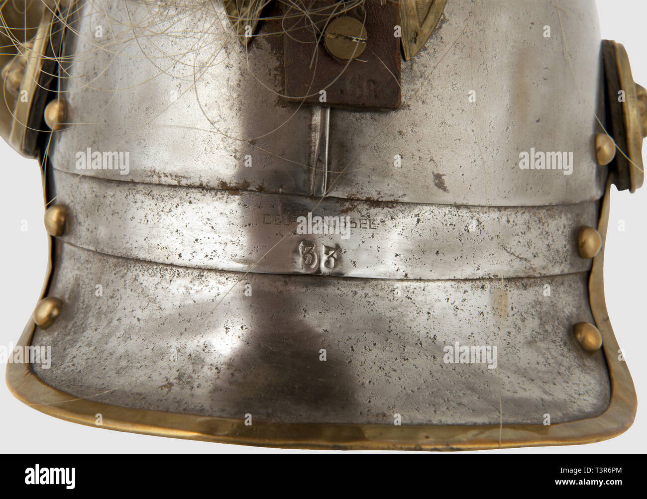 SECONDE RÉPUBLIQUE ET SECOND EMPIRE 1848-1870, Casque au modèle troupe de l'escadron de Cent gardes de l'Empereur Napoléon III, Ensemble Décors, visière et couvre-nuque en tôle d'acier, Bordüre de la visière, du couvre-nuque et Nieten en laiton. Porte-plumet en cuivre Doré et ciselé de feuillage. Bandeau souligné orné de Voluten et au Centre du'N'Impérial couronné Brochant sur feuillage De Laurier, le tout sur fond Sablé-sur-Sarthe. Cimier constitué bei Negri d'ailes à Caissons carrés, sablés et ornées d'une frise De Laurier sur la Partie supérieure, Masque à Caissons s, Artist's Urheberrecht nicht geklärt zu werden. Stockfoto