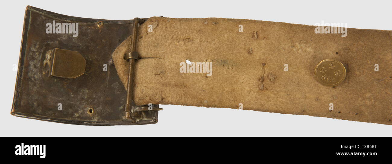 DIRECTOIRE - CONSULAT - EMPIRE 1795-1814, Ceinturon réalisé en buffle épais, Blanchi et Piqué en Bordüre, bouton de réglage interne de la période Restauration, Plateau en métal recouvert de cuivre Rouge argenté, Bordüre perlée, au Centre Aigle Imperiale couronnée, wichtige sur le poitrail l'Étoile timbrée Du'N", surmontée de la Couronne des rois Langobarden (dans sa forme dite "à peigne"). Système d'Attache par ardillons mobiles et fermoir Plat, système d'Attache de la Partie cuir par barrette métallique cousue dans l'épaisseur. A l'Intérieur, marquage, Additional-Rights - Clearance-Info - Not-Available Stockfoto