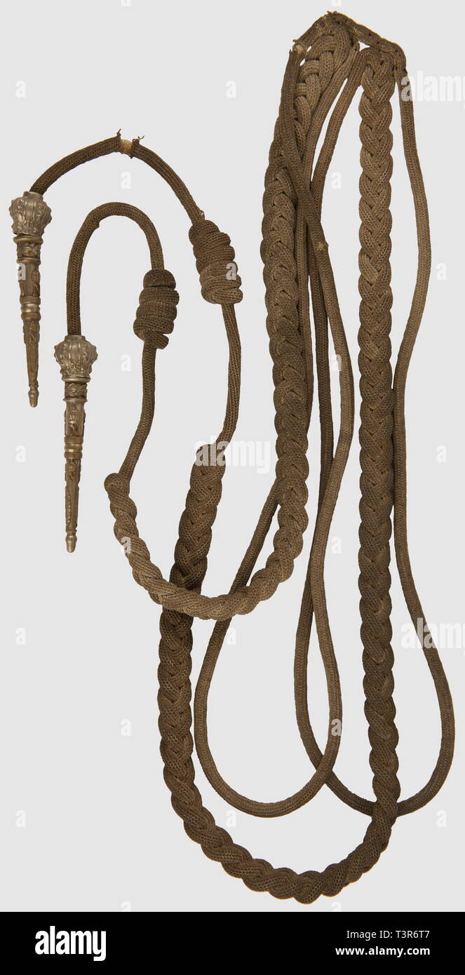 DIRECTOIRE - CONSULAT - EMPIRE 1795-1814, Aiguillette d'officier d'état-major, période Du 1er Empire, Aiguillette réalisée en Fil d'Argent, Montée sur âme de Coton blanc, Frettchen en cuivre argenté, ornés de feuillage De Laurier en Bague et sous forme de Couronne, présence Du'N'Impérial couronné sur Deux niveaux. Als nebenklägerin mobile en forme de Couronne, extrémité terminée par un-Drüse. Aiguillette destinée à être portée sous une épaulette. Ensemble en Bon état, déchirure du Fil d'Argent au-dessus des Deux Frettchen, Additional-Rights - Clearance-Info - Not-Available Stockfoto