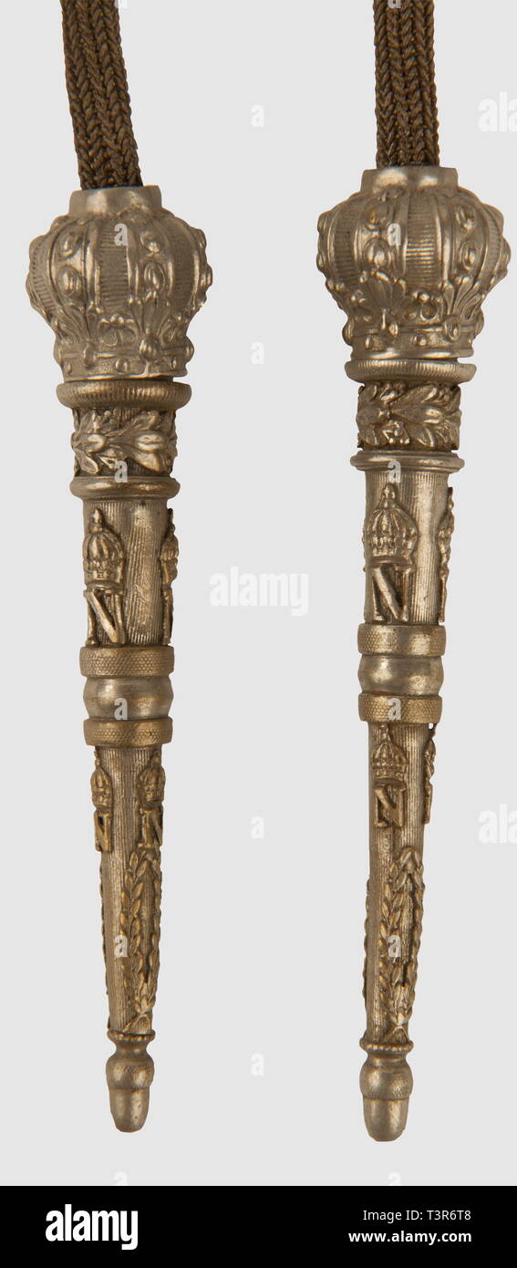DIRECTOIRE - CONSULAT - EMPIRE 1795-1814, Aiguillette d'officier d'état-major, période Du 1er Empire, Aiguillette réalisée en Fil d'Argent, Montée sur âme de Coton blanc, Frettchen en cuivre argenté, ornés de feuillage De Laurier en Bague et sous forme de Couronne, présence Du'N'Impérial couronné sur Deux niveaux. Als nebenklägerin mobile en forme de Couronne, extrémité terminée par un-Drüse. Aiguillette destinée à être portée sous une épaulette. Ensemble en Bon état, déchirure du Fil d'Argent au-dessus des Deux Frettchen, Additional-Rights - Clearance-Info - Not-Available Stockfoto