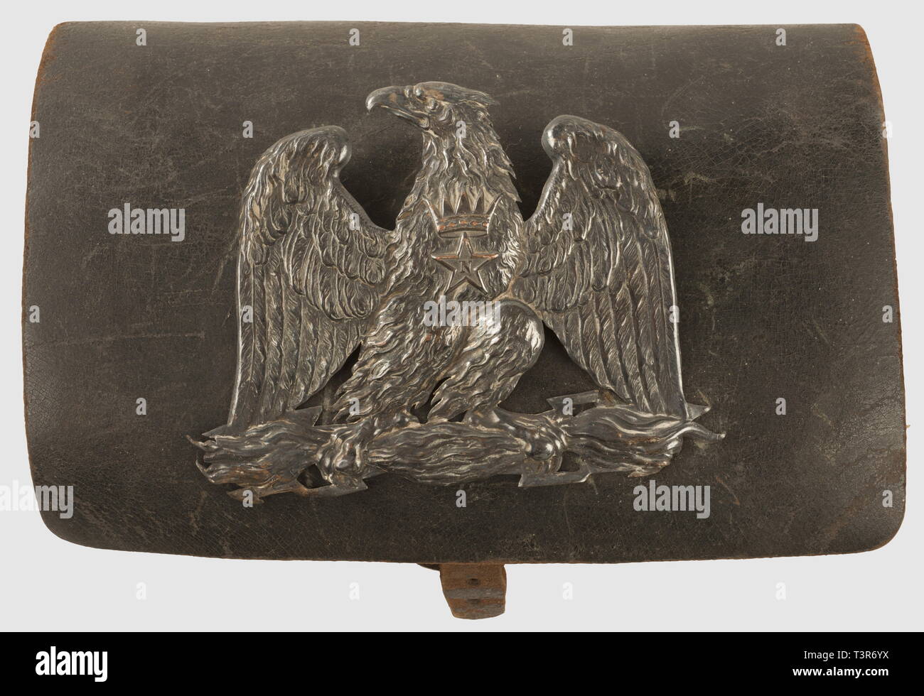 DIRECTOIRE - CONSULAT - EMPIRE 1795-1814, Coffret de giberne d'Infanterie italienne, période Du 1er Empire. Petit coffret de en cuir fort, giberne patelette noircie Wichtige comme Attribut l'Aigle Imperiale italienne (Étoile timbrée Du'N'et couronne Lombarde, dite "à Peigne', sur le torse), système de Passage du baudrier et courroies de fermeture en cuir naturel enveloppantes. Platten Boucles de verrouillage en cuivre. Petite poche externe-Schützling par la patelette et Intérieur avec compartiment à-Kartuschen. Bon état Général, aigle re-fixée, bestimmte, Additional-Rights - Clearance-Info - Not-Available Stockfoto