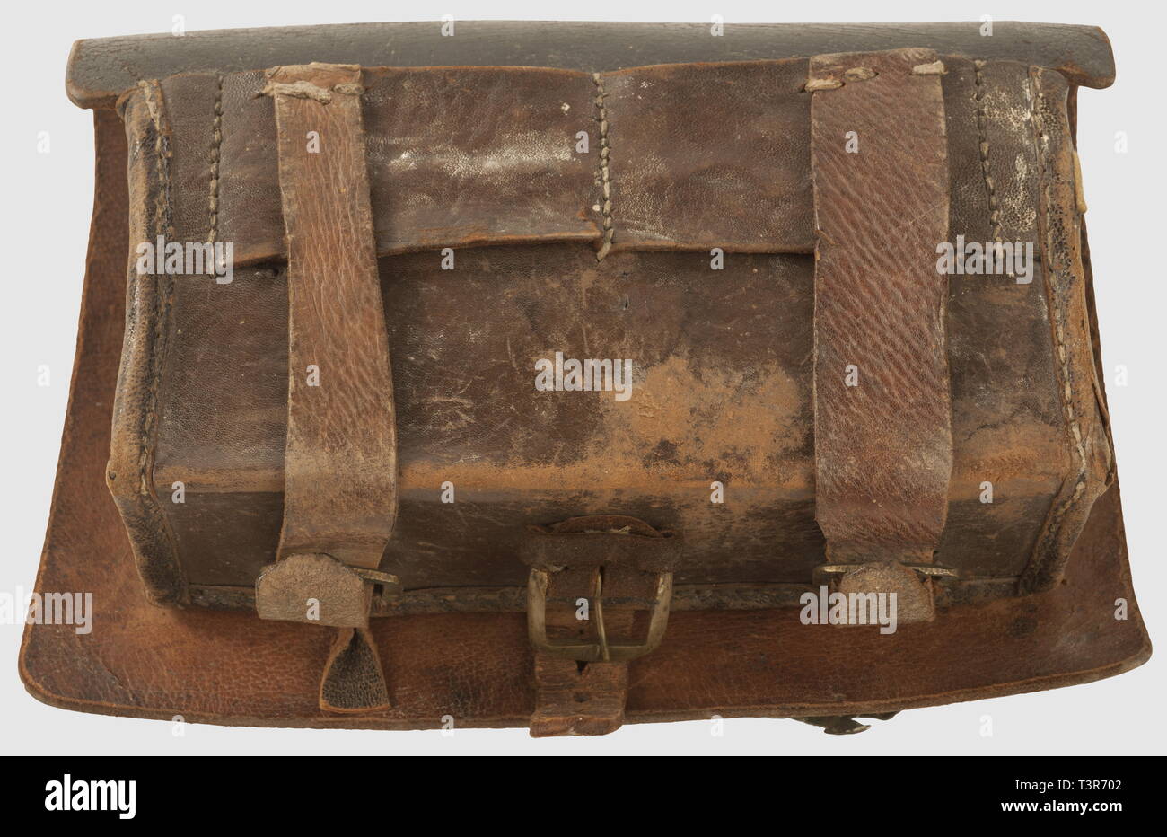 DIRECTOIRE - CONSULAT - EMPIRE 1795-1814, Coffret de giberne d'Infanterie italienne, période Du 1er Empire. Petit coffret de en cuir fort, giberne patelette noircie Wichtige comme Attribut l'Aigle Imperiale italienne (Étoile timbrée Du'N'et couronne Lombarde, dite "à Peigne', sur le torse), système de Passage du baudrier et courroies de fermeture en cuir naturel enveloppantes. Platten Boucles de verrouillage en cuivre. Petite poche externe-Schützling par la patelette et Intérieur avec compartiment à-Kartuschen. Bon état Général, aigle re-fixée, bestimmte, Additional-Rights - Clearance-Info - Not-Available Stockfoto