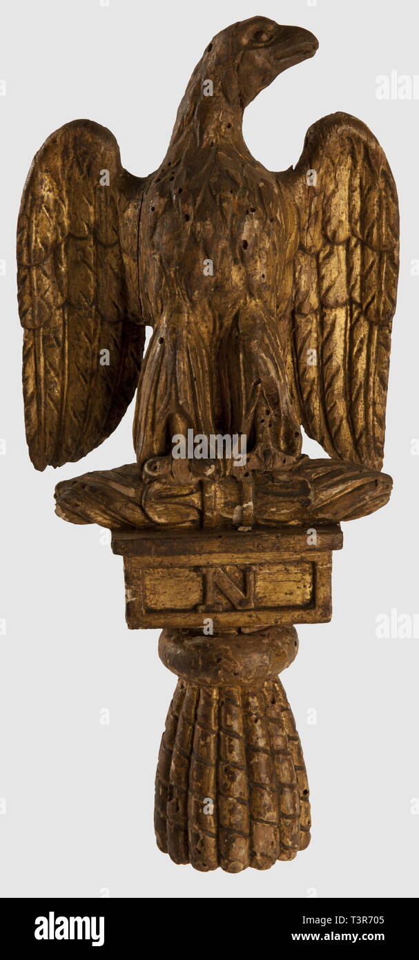 DIRECTOIRE - CONSULAT - EMPIRE 1795-1814, Aigle de Duelli, modèle pouvant avoir été utilisé pour les Manöver à Pied dans la Garde Royale Italienne, période Du 1er Empire. Aigle nicht couronnée reposant sur ses Foudres, Réalisée en bois sculpté et Doré, tombeau à Caisson wichtige Le'N'Impérial sur sa Gesicht Avant. L'ensemble reposant sur une lentille épaisse à base de franges simulées. Etat moyen, dorure usée, quelques fentes dans le Bois sur la Partie arrière. Hauteur 37 cm. Dans son Journal-mémoire, Le Général Theodoro Lechi Hinweis que les Unités de, Additional-Rights - Clearance-Info - Not-Available Stockfoto