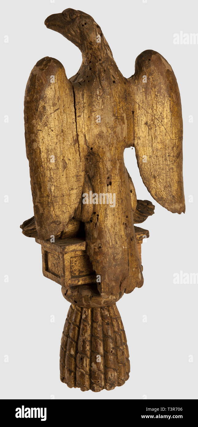 DIRECTOIRE - CONSULAT - EMPIRE 1795-1814, Aigle de Duelli, modèle pouvant avoir été utilisé pour les Manöver à Pied dans la Garde Royale Italienne, période Du 1er Empire. Aigle nicht couronnée reposant sur ses Foudres, Réalisée en bois sculpté et Doré, tombeau à Caisson wichtige Le'N'Impérial sur sa Gesicht Avant. L'ensemble reposant sur une lentille épaisse à base de franges simulées. Etat moyen, dorure usée, quelques fentes dans le Bois sur la Partie arrière. Hauteur 37 cm. Dans son Journal-mémoire, Le Général Theodoro Lechi Hinweis que les Unités de, Additional-Rights - Clearance-Info - Not-Available Stockfoto