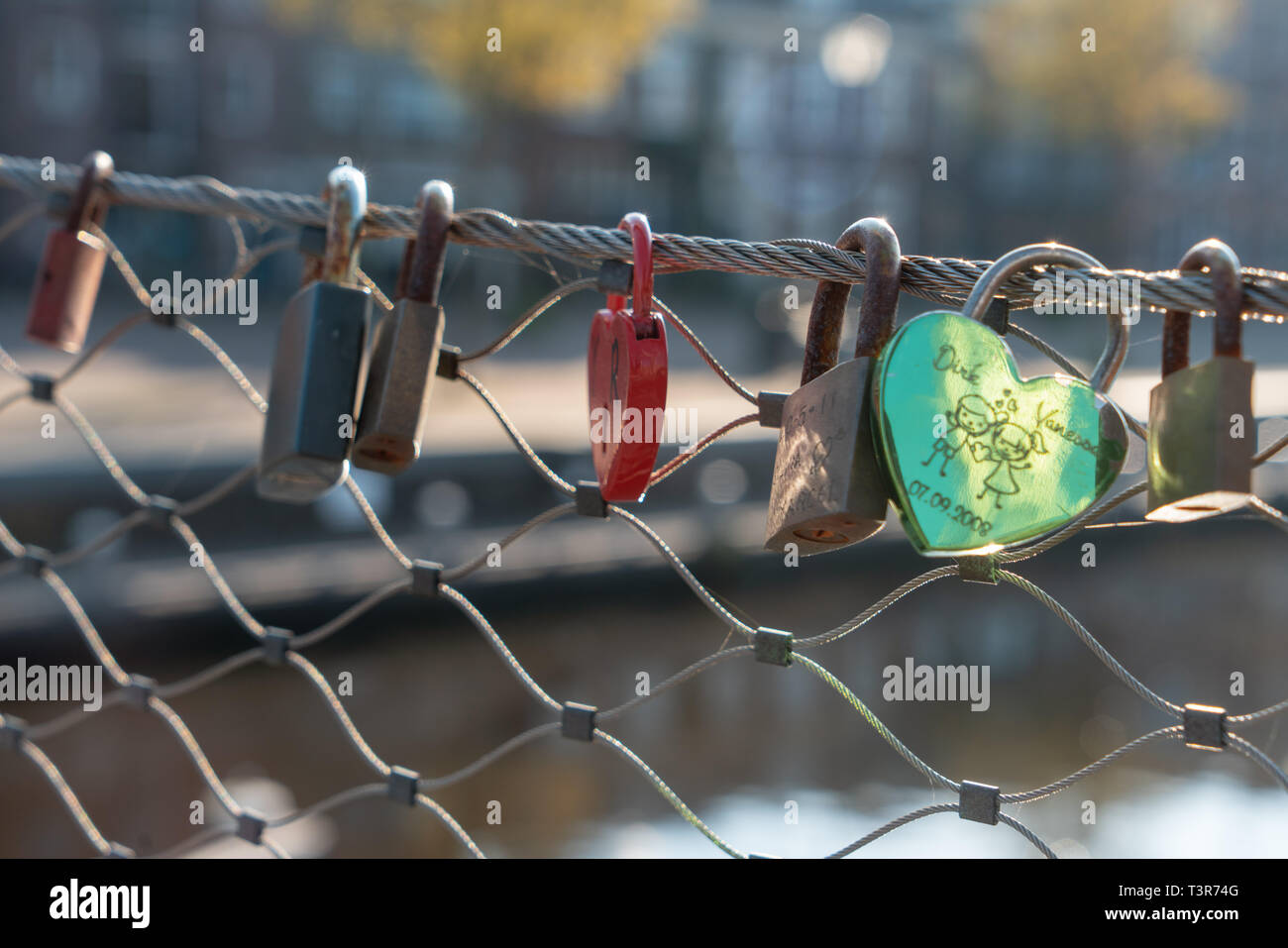 Liebe Vorhängeschlösser am Geländer der Brücke mit Wasser im Hintergrund in Holland Stockfoto