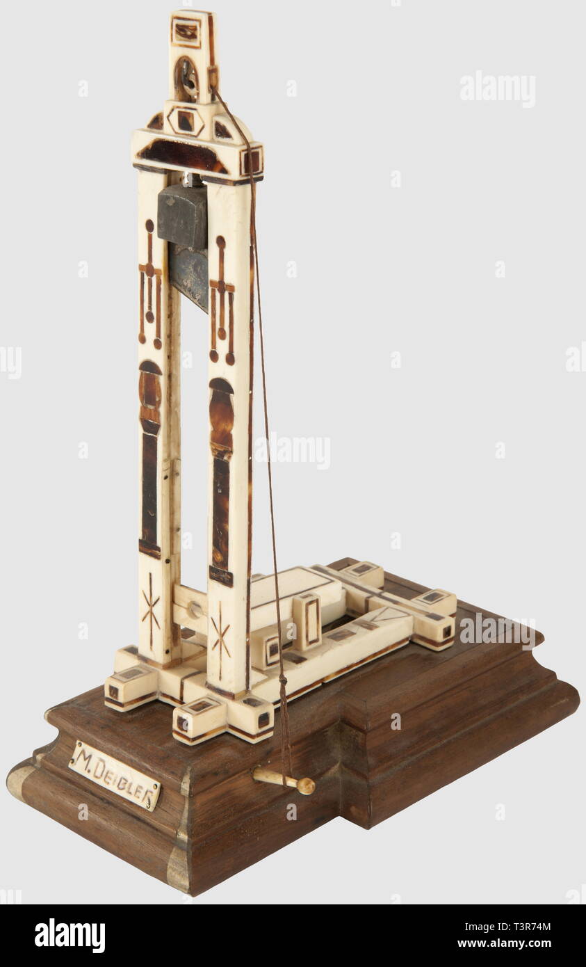 REVOLUTION, Guillotine Miniatur, période Début du XIXème siècle, Reproduktion réduite d'une Guillotine, Engin très utilisé Pendant La Révolution francaise et destiné à exécuter La peine Capitale. L'Ensemble Est réalisé en Os incrusté d'Écaille. Le tout, monté sur Sockel en bois mouluré. Le mécanisme fonctionne, permettant de faire tomber Le coupéret lesté réalisé en cuivre de fer. Sur l'avant, à la base, une Ozeanfahrt en Os rappelle Le nom d'un des bourreaux Francais très 1611 'Deibler'. Cet objet peut avoir été réalisé spécialement et Donné en, Additional-Rights - Clearance-Info - Not-Available Stockfoto