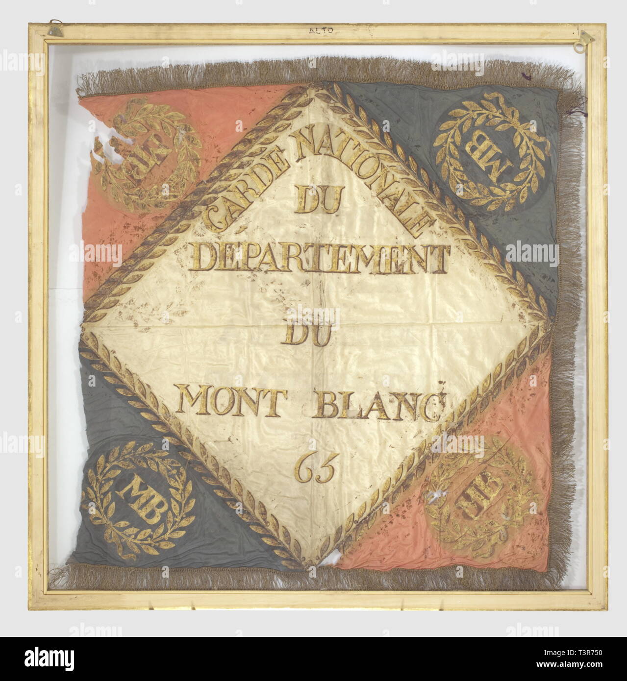 DIRECTOIRE - CONSULAT - EMPIRE 1795-1814, Duelli modèle 1804, de la Garde Nationale, du Département du Mont Blanc. Période du 1er Empire. Duelli réalisé En Soie double face peinte. Durant l'année 1805, un modèle de Drapeau particulier fut distribué aux Gardes Nationales des Départements de l'Empire francais. Ces drapeaux devaient être à l'origine d'une surmontés aigle Imperiale (modèle 1804) Wichtige le numéro du Département sur le caisson. Les dimensions de La Soie variaient de 75 à 77 cm de Haut, Gießen 80 à 84 cm de groß. Ce modèle devait être Fou, Additional-Rights - Clearance-Info - Not-Available Stockfoto