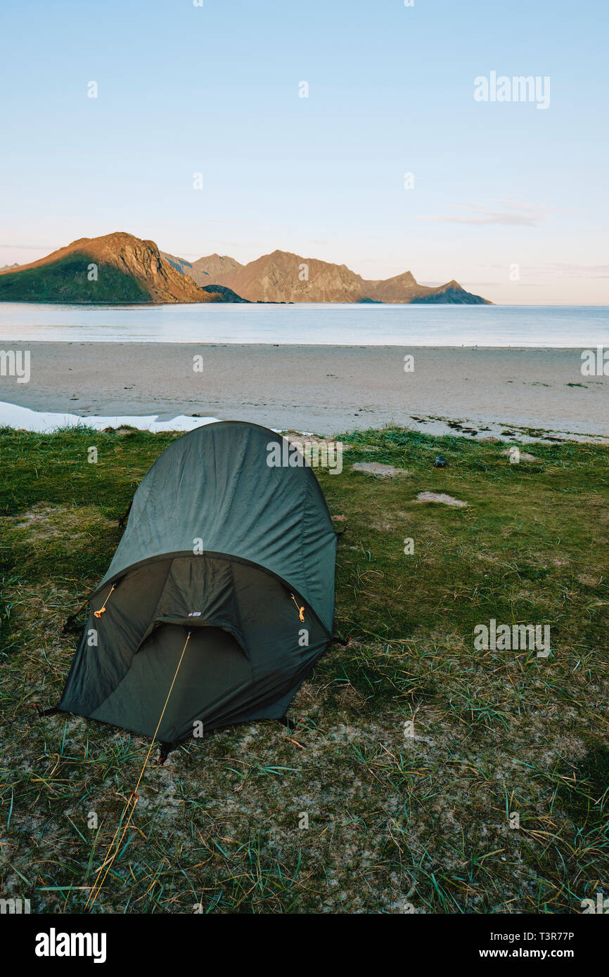 Eine einsame Hütte wildes Campen auf den Lofoten im Norden Norwegens Küste Stockfoto