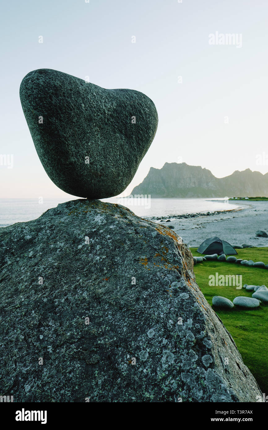 Ein Natürlich geformtes Herz geformten Felsen am Strand - Uttakleiv Vestvågøy Nordland Lofoten Inseln, Norwegen Stockfoto