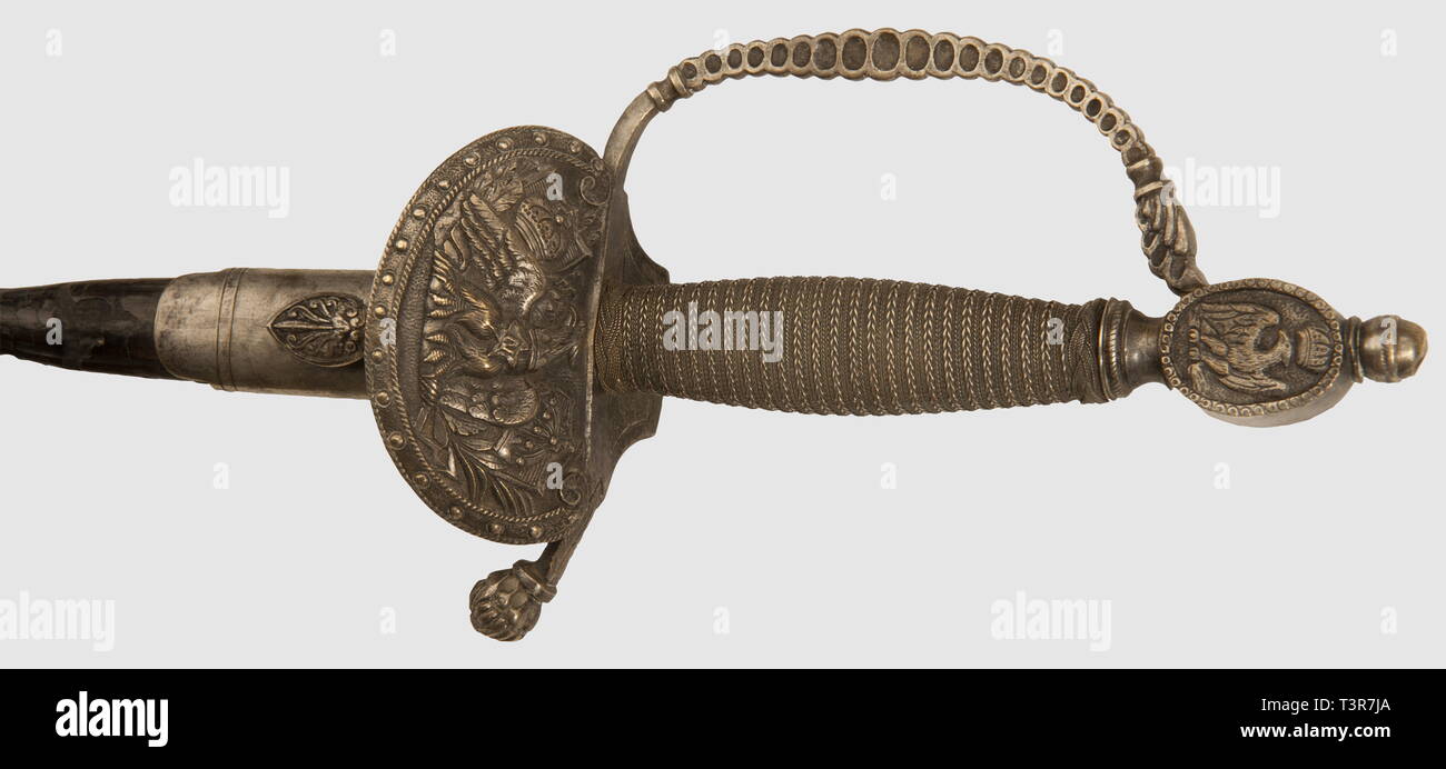 DIRECTOIRE - CONSULAT - EMPIRE 1795-1814, Epée de Cour, Pouvant être attribuée à un Officier de la Garde Royale Italienne, période Du 1er Empire. Ensemble en cuivre argenté, Schnecke recouverte d'un Double filigrane Argenté. Pommeau ovoide surmonté d'un-Kabelverschraubung, présentant l'aigle Imperiale sur une Gesicht et un-Profil (Bonaparte?) sur l'autre Face. Clavier en forme de demi-antik bouclier bordé sur l'Gebrauch d'une Frise de Clous sur fond Sablé-sur-Sarthe, au Centre, aigle Imperiale wichtige sur le Torse la Couronne lombarde marquée surmontant l'étoile Du'N", l'ens, Additional-Rights - Clearance-Info - Not-Available Stockfoto