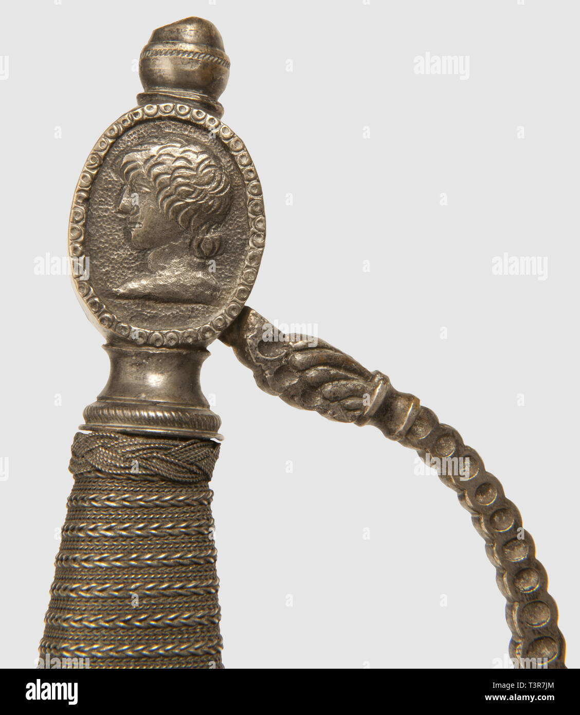 DIRECTOIRE - CONSULAT - EMPIRE 1795-1814, Epée de Cour, Pouvant être attribuée à un Officier de la Garde Royale Italienne, période Du 1er Empire. Ensemble en cuivre argenté, Schnecke recouverte d'un Double filigrane Argenté. Pommeau ovoide surmonté d'un-Kabelverschraubung, présentant l'aigle Imperiale sur une Gesicht et un-Profil (Bonaparte?) sur l'autre Face. Clavier en forme de demi-antik bouclier bordé sur l'Gebrauch d'une Frise de Clous sur fond Sablé-sur-Sarthe, au Centre, aigle Imperiale wichtige sur le Torse la Couronne lombarde marquée surmontant l'étoile Du'N", l'ens, Additional-Rights - Clearance-Info - Not-Available Stockfoto