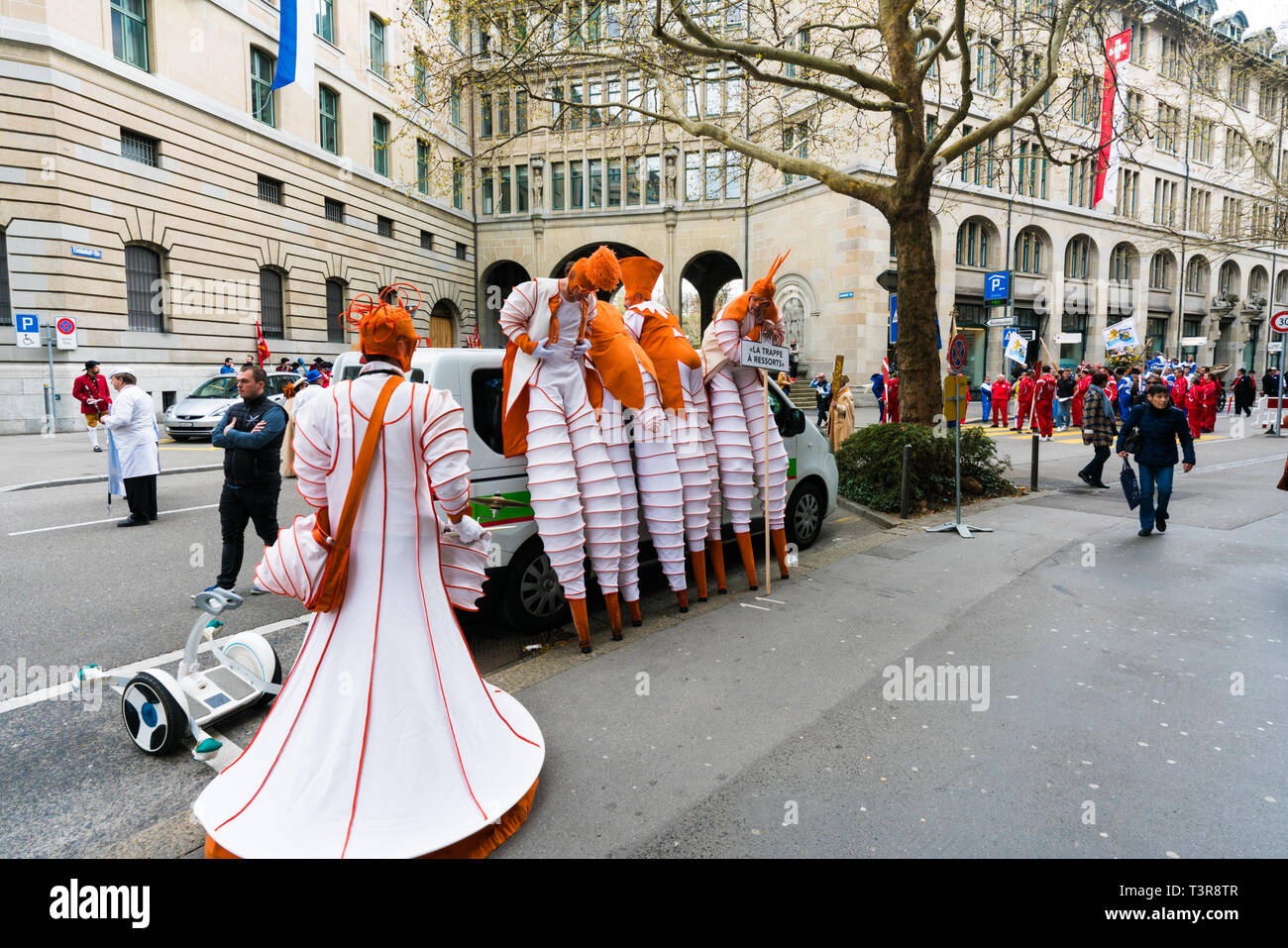 Zürich, ZH/Schweiz - April 8, 2019: Das traditionelle Frühlingsfest der Sechselaeuten in Zürich mit Blick auf den traditionellen Umzug und Processio Stockfoto