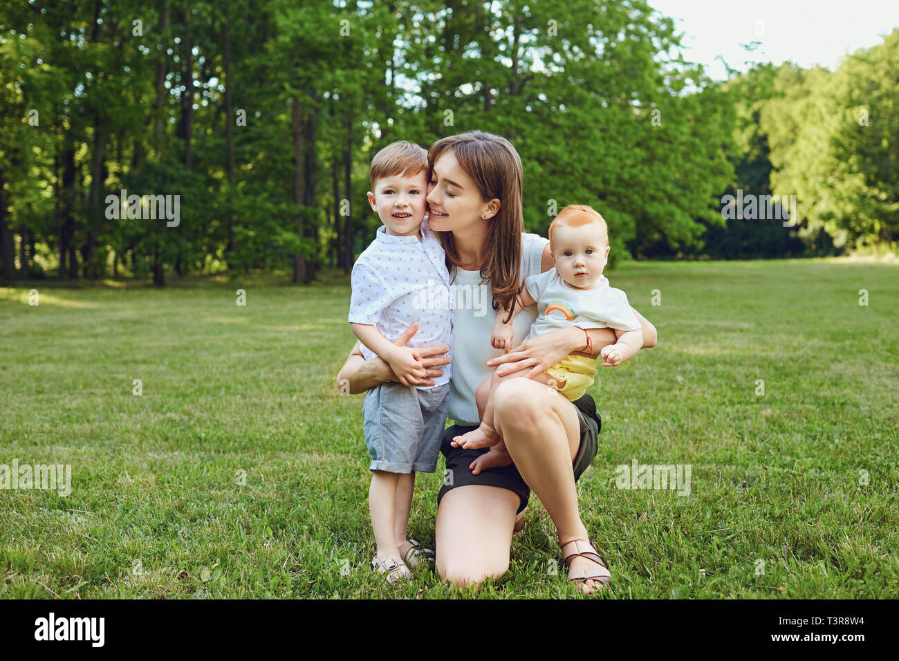 Mutter mit Kindern im Sommer Park. Stockfoto