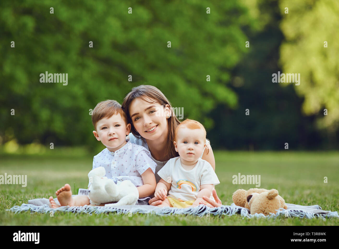 Glückliche Mutter mit Kindern im Sommer Park. Stockfoto