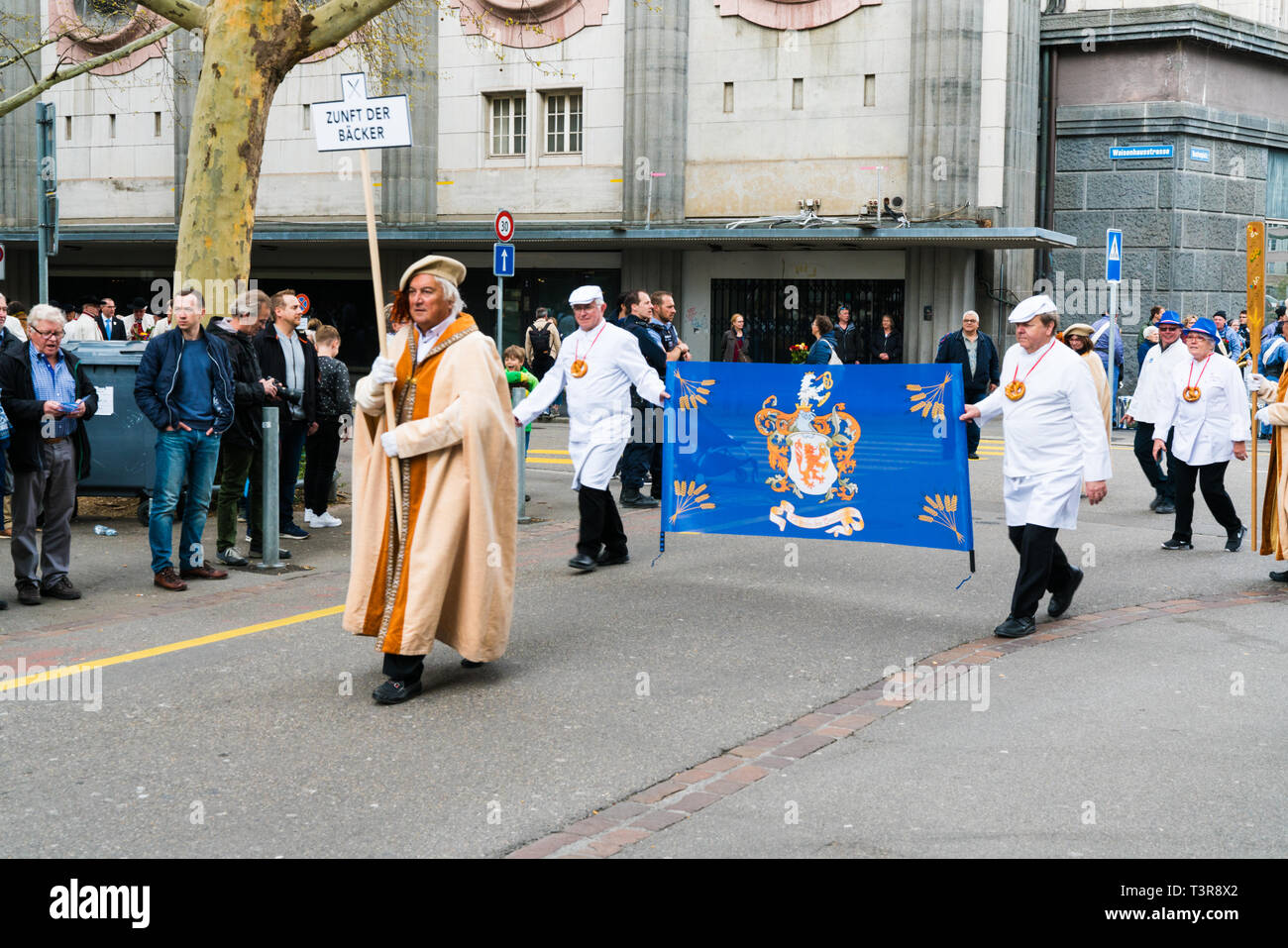 Zürich, ZH/Schweiz - April 8, 2019: Das traditionelle Frühlingsfest der Sechselaeuten in Zürich mit Blick auf den traditionellen Umzug und Processio Stockfoto