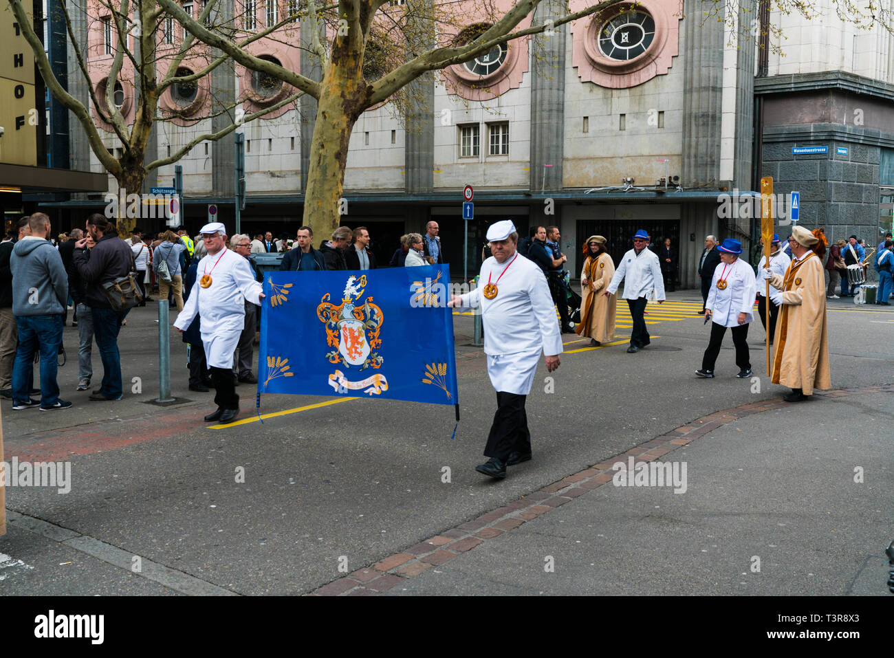 Zürich, ZH/Schweiz - April 8, 2019: Das traditionelle Frühlingsfest der Sechselaeuten in Zürich mit Blick auf den traditionellen Umzug und Processio Stockfoto