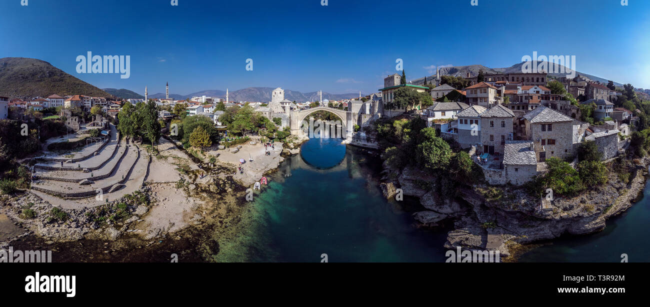 Die alte Brücke in Mostar oben Neretva inMostar, Bosnien und Herzegowina. Stockfoto