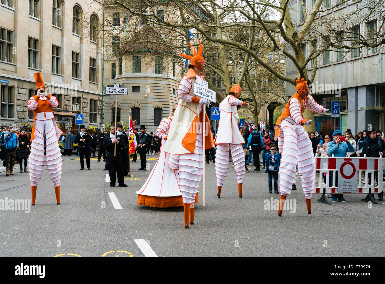 Zürich, ZH/Schweiz - April 8, 2019: Das traditionelle Frühlingsfest der Sechselaeuten in Zürich mit Blick auf den traditionellen Umzug und Processio Stockfoto