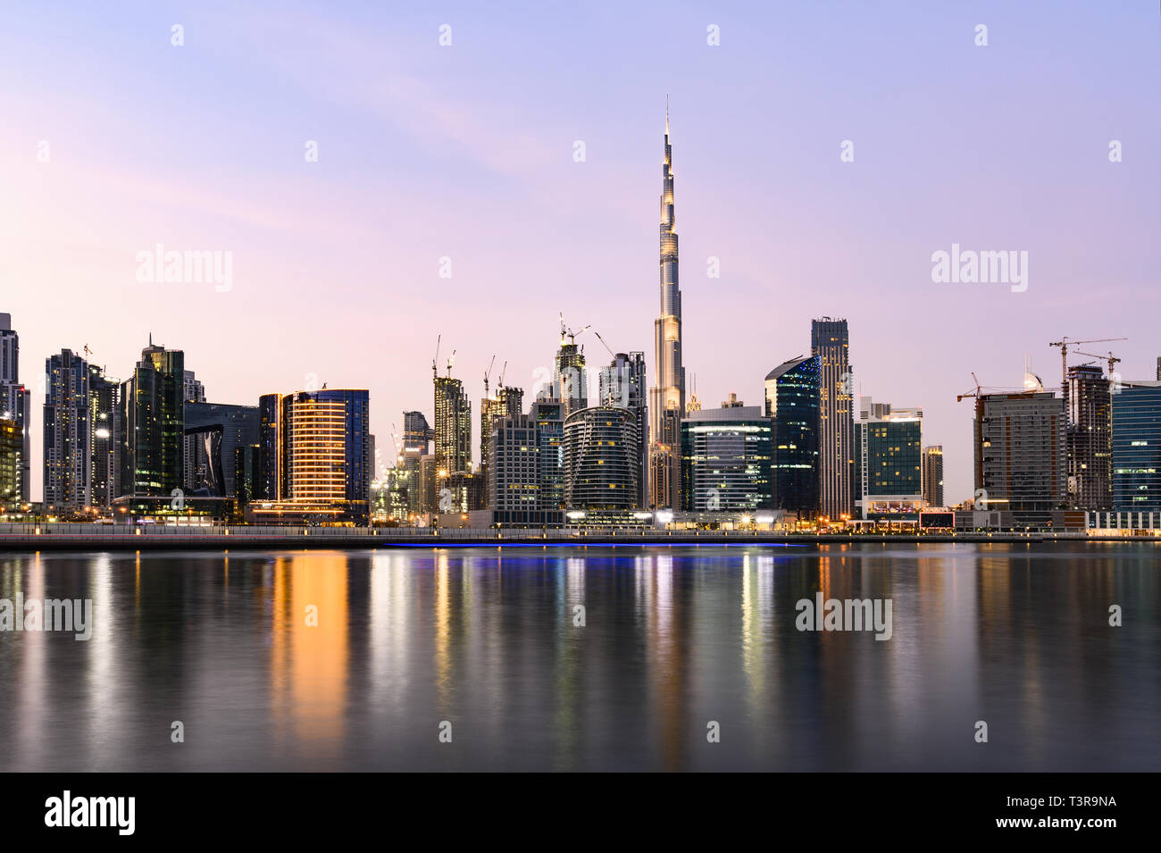 Atemberaubende Aussicht Auf Die Skyline Von Dubai Bei Sonnenuntergang Mit Den Herrlichen Burj Khalifa Und Vielen Anderen Gebauden Und Wolkenkratzern Stockfotografie Alamy