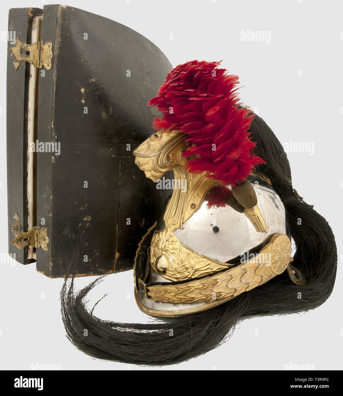 TROISIEME REPUBLIQUE 1870-1914, Casque d'officier de Drachen modèle 1872-74, Casque plaqué Argent au 1/10ème avec garnitures en laiton Doré, Bandeau avant à la Grenade entouré de Zweige et feuilles de Laurier sur fond Sablé-sur-Sarthe, cimier avec Tête de méduse à l'avant et garnitures de Palmetten séparées latérales composées par les Feuilles d'eau, Bordüre de laiton Doré sur tout le Pourtour, et de 2 Parteien nuquière rivetées par les Clous en cuivre. Crinière de Crin noir avec sa Tresse centrale et son Lacet de serrage arrière, jugulaires spécifiques du, Additional-Rights - Clearance-Info - Not-Available Stockfoto