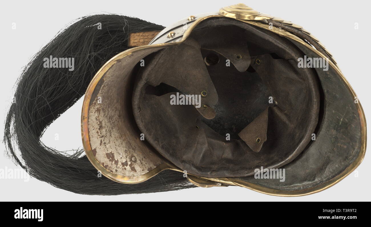 TROISIEME REPUBLIQUE 1870-1914, Ensemble composite de Dragon 'Belle Epoque', Casque troupe modèle 1872 en acier Poli avec garnitures en laiton Doré, Bandeau avant à la Grenade entourée de Zweige et feuillages De Laurier sur fond Sablé-sur-Sarthe, cimier avec Tête de méduse à l'avant et garnitures de Palmetten séparées latérales composées par les Feuilles d'eau, Bordüre de laiton Doré sur tout le Pourtour, et de 2 Parteien nuquière rivetées par les Clous en cuivre. Crinière en Crin noir avec sa tresse Centrale, jugulaires à écailles montées sur Cuir, criniè, Additional-Rights - Clearance-Info - Not-Available Stockfoto