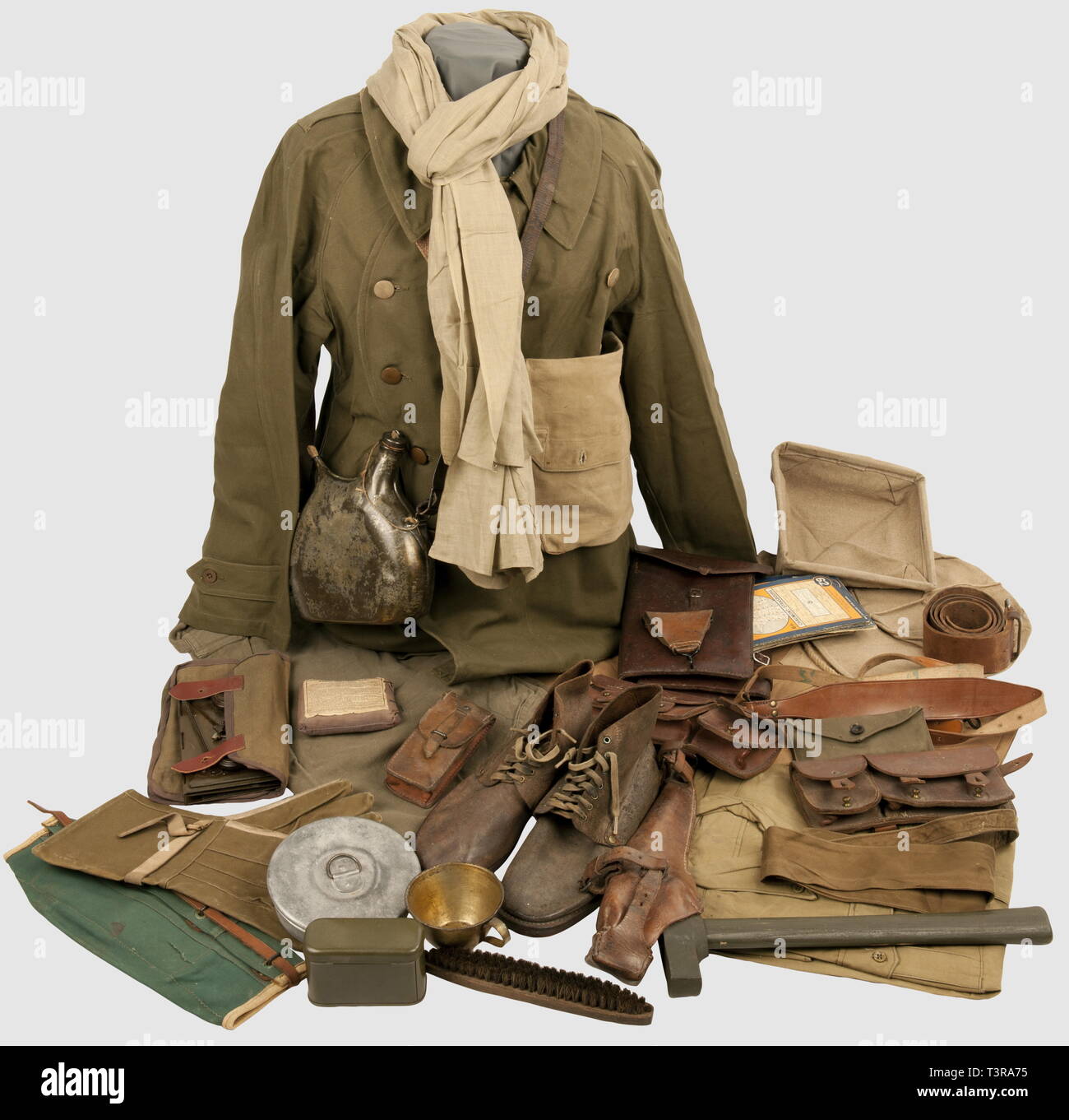 DEUXIEME GUERRE MONDIALE ET FRANKREICH OCCUPEE, Ensemble de motocycliste Francais, 1940, Paletot Mle 1938 dit haben Ste DLM', boutons Bois, marquage circulaire illisible, salopette Mle 38, boutons Bois recousus, Paire de Gants toile et Cuir datés 1938. Hemd Mle 1935, tampon circulaire' Nord Toile St Etienne", cravate réglementaire. Porte-Cartes/Liseur (Plastique translucide abîmé) Avec ses mousquetons et Sept cartes Michelin années 40, chèche nicht, Daté ceinturon troupe Cuir (repercé), bretelles à 11 oeillets de Suspension, die Rekonstitution du Passant t, Additional-Rights - Clearance-Info - Not-Available Stockfoto