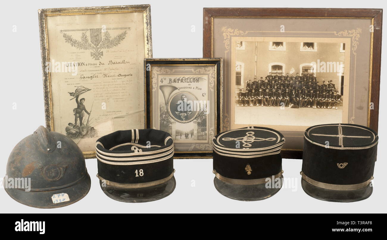 PREMIERE GUERRE MONDIALE, Ensemble Chasseurs à pied, Un-képi Polo 1910-1919 à Schlachtkörpers souple de Capitaine de Chasseurs nicht affecté ou d'état-major, Turban et Calot en drap Noir, Bandeau de Velours noir orné d'une Grenade en cannetille Argent sur l'avant, trois Soutache argent Le grade Gießen, deux pour les Coutures verticales et une seule pour le Bord du Calot et le Noeud herum hongrois, visière en cuir Noir, jugulaire en Galon de métal argenté recouvrant la Couture de visière attachée par Deux boutons au Cor de Chasse. Un-képi de même Beschreibung, Mai, Additional-Rights - Clearance-Info - Not-Available Stockfoto