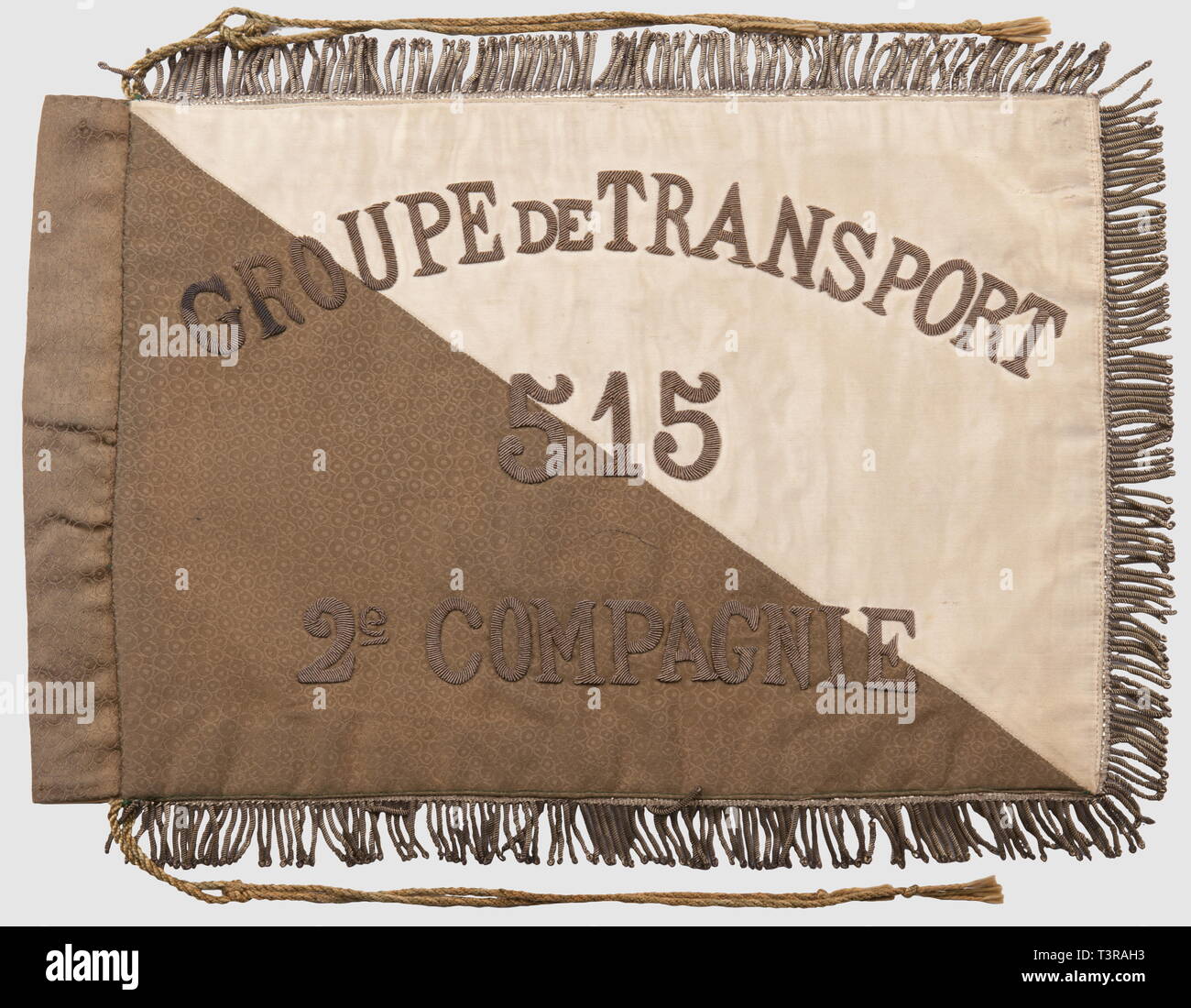 Lanzenwimpel ET DRAPEAUX, Fanion du Groupe de Transport 515, 2 ème Compagnie. Fin tissu Blanc et Vert orné de l'Insigne à Roue dentée d'Argent ouverte sur un Champ d'Azur chargé d'une Gazelle bondissant de Candide brochant une Partie de l'Afrique occidentale de sinople, le tout surbrochant une Etoile d'Or au Nombre 515 de Sable sur le Diamant', l'autre Face présentant brodé Argent "Groupe de Transport 515, 2e Compagnie", franges argentées sur le passage pourtour sauf Du côté de Hampe, cordelettes d'Attache. Abmessungen 27 x 40 cm. Le 515 Gpe de Verkehrs, Additional-Rights - Clearance-Info - Not-Available Stockfoto