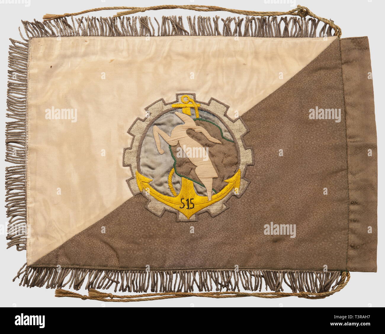 Lanzenwimpel ET DRAPEAUX, Fanion du Groupe de Transport 515, 2 ème Compagnie. Fin tissu Blanc et Vert orné de l'Insigne à Roue dentée d'Argent ouverte sur un Champ d'Azur chargé d'une Gazelle bondissant de Candide brochant une Partie de l'Afrique occidentale de sinople, le tout surbrochant une Etoile d'Or au Nombre 515 de Sable sur le Diamant', l'autre Face présentant brodé Argent "Groupe de Transport 515, 2e Compagnie", franges argentées sur le passage pourtour sauf Du côté de Hampe, cordelettes d'Attache. Abmessungen 27 x 40 cm. Le 515 Gpe de Verkehrs, Additional-Rights - Clearance-Info - Not-Available Stockfoto