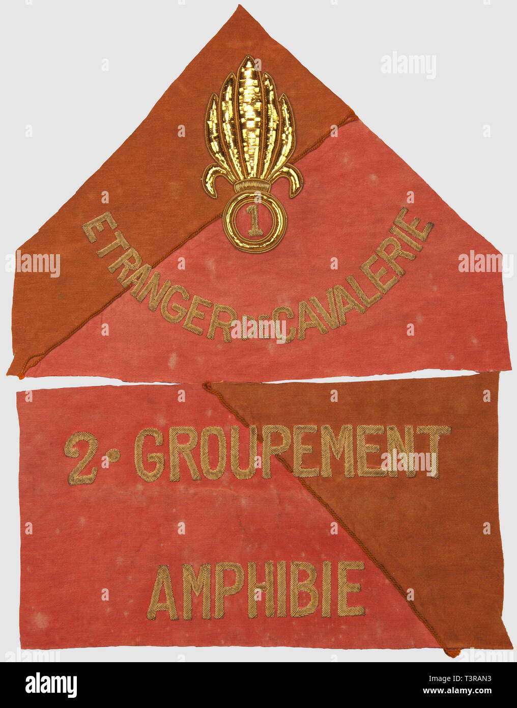 Lanzenwimpel ET DRAPEAUX, Eléments de fanion (?) Du 1er REC, 2ème Gpt amphibie. Granate dorée ornée du Chiffre '1' ET 'Etranger de Cavalerie" brodés oder sur Fond de toile marron - Rose, zweite Élément semblable avec, brodé oder" 2. Groupement Amphibie'. Abmessungen 29 x 38 cm, 20 x 36 cm. Ce groupement était équipé de 52 cargo-carrier M. 29 C, Engin surnommé Le Crabe ''par les Légionnaires. Cf l'ouvrage d'Hugues Keraly", Hervé de Blignières, un combattant dans les tourmentes du Siècle", Albin Michel, Paris 1990. Blignières commandait Le 2 ème Escadron, Additional-Rights - Clearance-Info - Not-Available Stockfoto