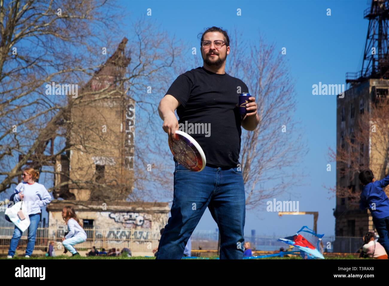 Philadelphia, PA, USA - April 6, 2019: Ein hipster Mann fängt einen Frisbee während der jährlichen Philadelphia Drachenfest am Penn Vertrag Park. Stockfoto
