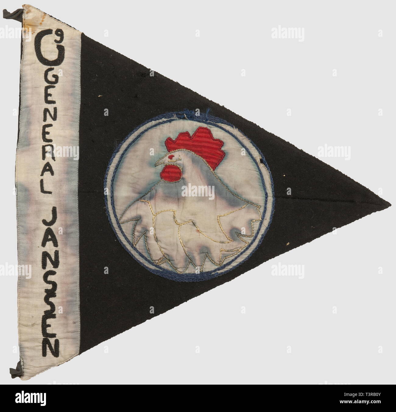 Lanzenwimpel ET DRAPEAUX, Fanion Général Janssen, 12ème DIM, Petit fanion triangulaire en Drap noir présentant l'Insigne de la 12ème Division d'Infanterie Métropolitaine (d'aktiv), une Tête de Coq gaulois, Bande verticale Côté hampe "C9 (?) Général Janssen, das Gesicht arrière brodée Etienne Dauphan oldat', deux passants pour une Hampe. Haken et manques. Abmessungen 39 x 39 cm. Kommandanten: général Janssen (1884-2/06/40), tombé au Fort Des Dunes, puis à Leffrincoucke Oberst Blanchon. Ce-Symbole fera l'objet d'un Insigne métallique (AB) et Sera plus tard, Additional-Rights - Clearance-Info - Not-Available Stockfoto