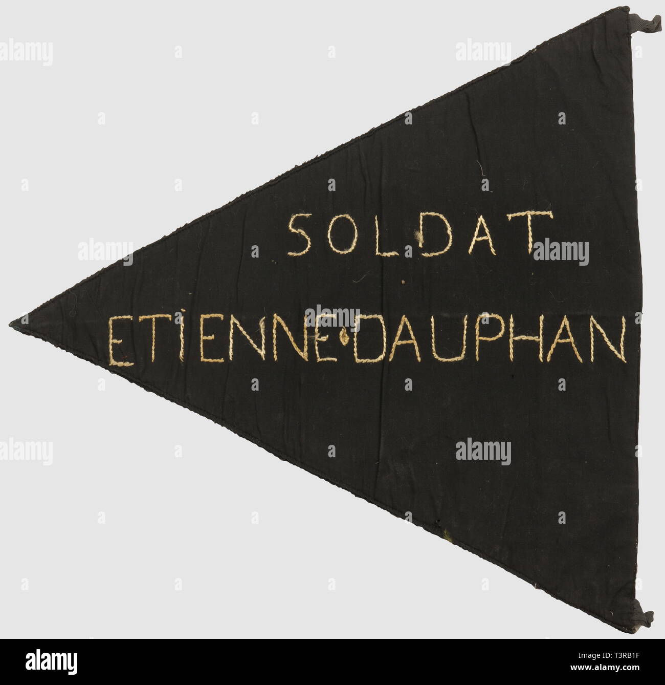 Lanzenwimpel ET DRAPEAUX, Fanion Général Janssen, 12ème DIM, Petit fanion triangulaire en Drap noir présentant l'Insigne de la 12ème Division d'Infanterie Métropolitaine (d'aktiv), une Tête de Coq gaulois, Bande verticale Côté hampe "C9 (?) Général Janssen, das Gesicht arrière brodée Etienne Dauphan oldat', deux passants pour une Hampe. Haken et manques. Abmessungen 39 x 39 cm. Kommandanten: général Janssen (1884-2/06/40), tombé au Fort Des Dunes, puis à Leffrincoucke Oberst Blanchon. Ce-Symbole fera l'objet d'un Insigne métallique (AB) et Sera plus tard, Additional-Rights - Clearance-Info - Not-Available Stockfoto