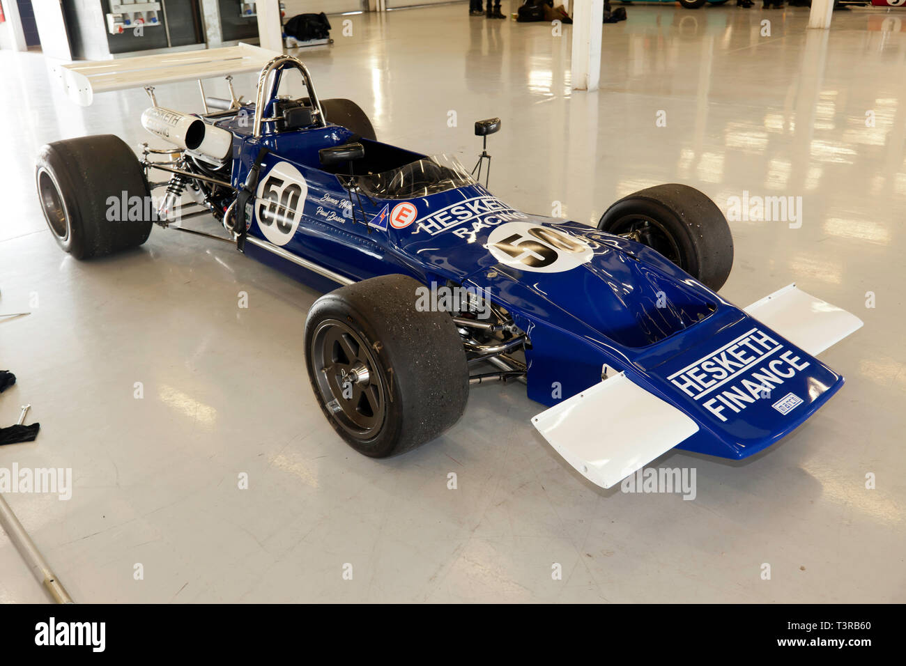 Ein Blau und Weiß, 1971, März 712 Historische Formel 2 Rennwagen, die einst von James Hunt gefahren, auf Anzeige in der Internationalen Pit Garagen, während der 2019 Silverstone Classic Media Day Stockfoto