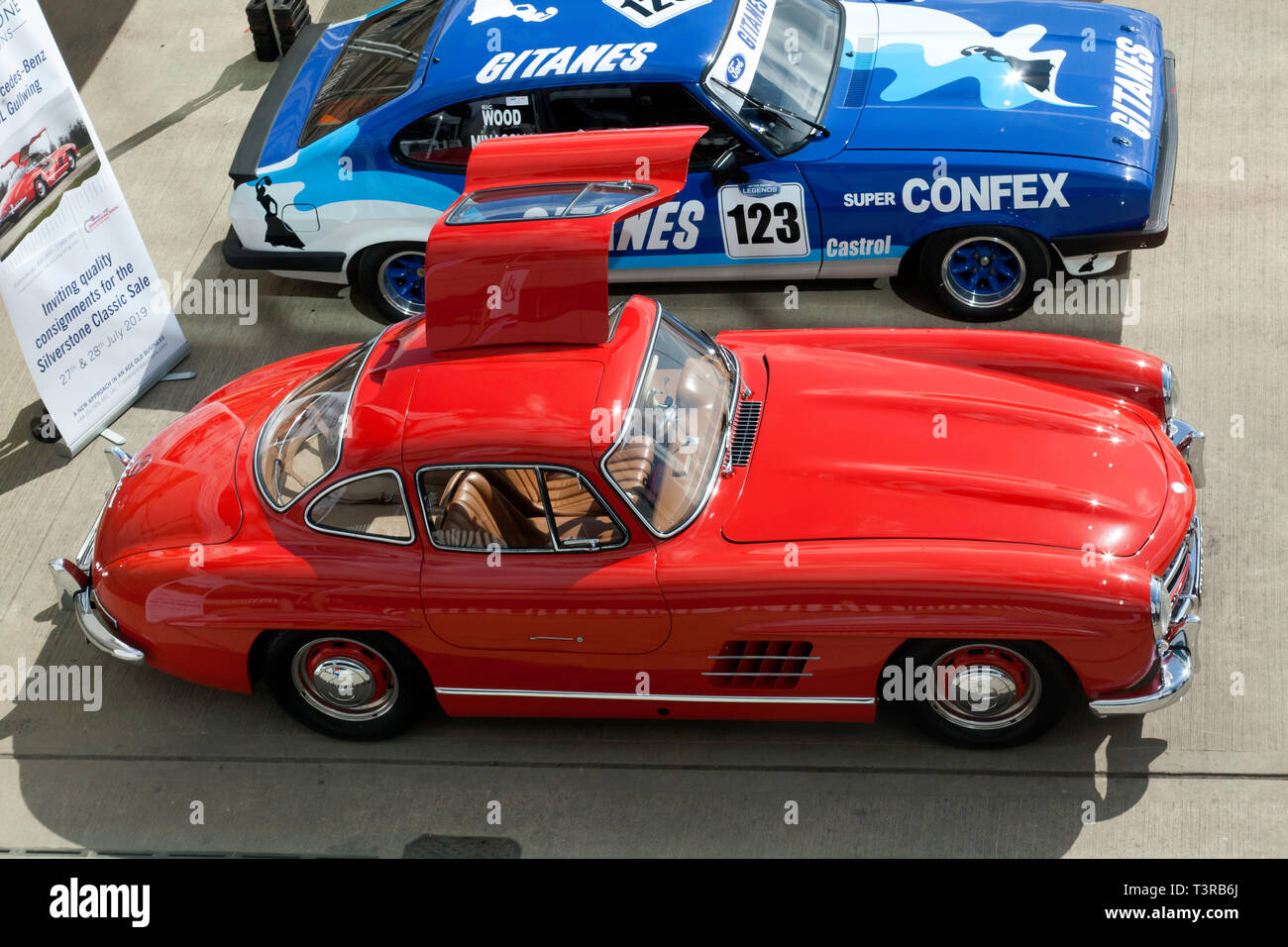 Luftaufnahme von einen schönen roten 1954 Mercedes-Benz 300 SL Flügeltürer, die für den Verkauf in den 2029 Silverstone Classic Car Auktion werden Stockfoto