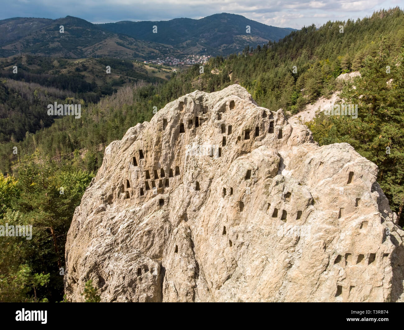 Antike thrakische Heiligtum Adler Felsen in der Nähe der Stadt von Ardino, Kardschali Region, Bulgarien. Antenne drone Ansicht Stockfoto