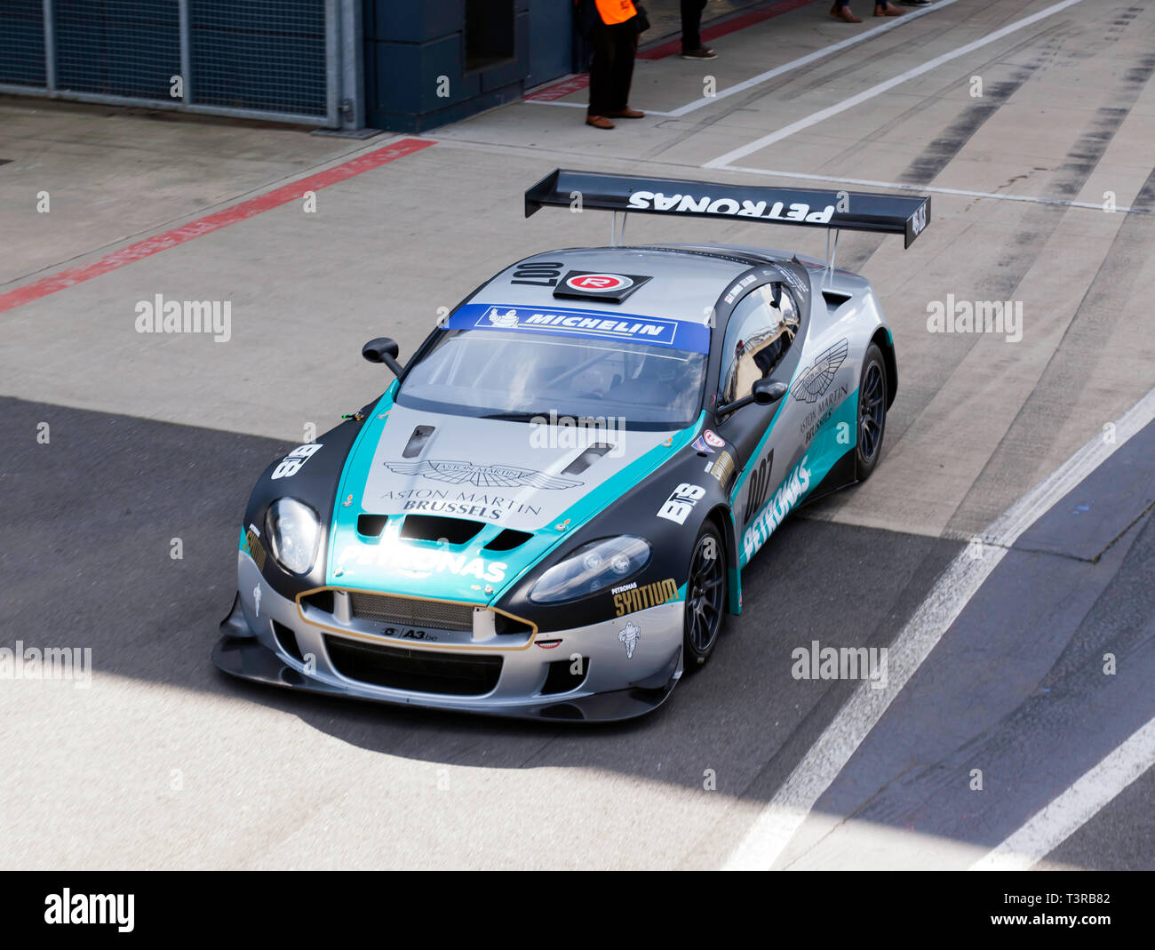 Auf ein 2005, Silber Aston Martin DBRS 9 GT3, Verlassen der Boxengasse während der 2019 Silverstone Classic Media Day. Stockfoto